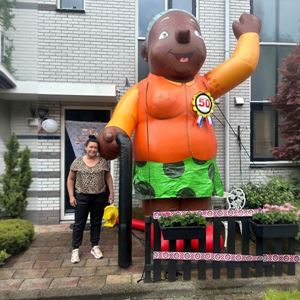 Sarah opblaaspop getint 4 meter Sarah opblaaspop getint 4 meter